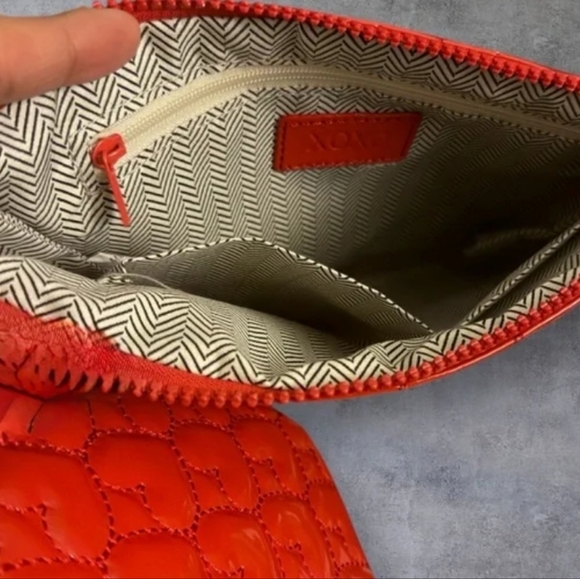 XOXO Womans Red 2 In 1 Rectangle And Heart Puffer Wristlet Set - Picture 3 of 12